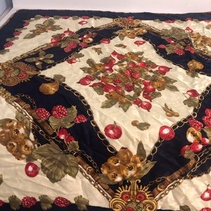Very soft 100% Silk Scarf made in Italy 33/34 Floral Design Very beautiful